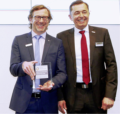 
Einer von zehn zertifizierten Herstellern (v. l.): Volker Röttger (Geberit) nimmt das neue Zeichen für handwerkergerechte Top-Leistungen von ZV-Präsident Michael Hilpert entgegen. 



