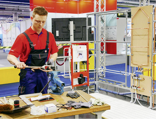 
Einer von sechs Top-Gesellen: Anlagenmechaniker Marcus Böckler zeigt bei der SHK-Championship, wie abwechslungsreich und anspruchsvoll die Installationsarbeiten für ein neues Bad sind.



