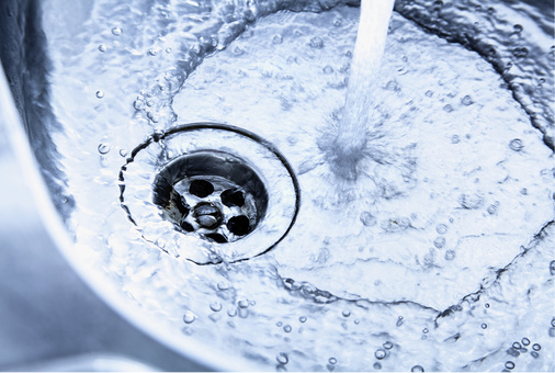 <p>
Grauwasser fällt etwa in der Küche und beim Händewaschen ebenso an wie beim Duschen oder Baden.
</p>

<p>
</p> - © deepblue4you / Getty Images

