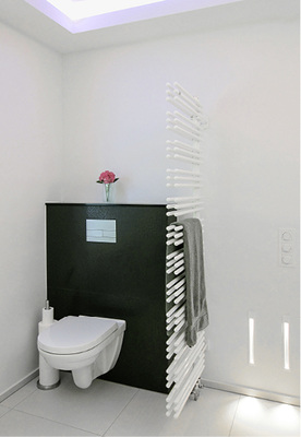 <p>
Das WC wird durch einen quer im Raum stehenden Handtuchheizkörper gegen Blicke von der Tür aus abgeschirmt.
</p>

<p>
</p> - © Hansen


