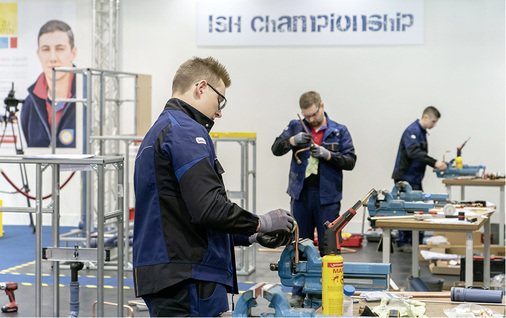 



Mitten im ISH-Geschehen: Sechs junge Top-Gesellen haben vier Tage ihre beruflichen Fertigkeiten als Anlagenmechaniker SHK im Wettstreit untereinander gemessen – und Zuschauen war ausdrücklich erwünscht. 
