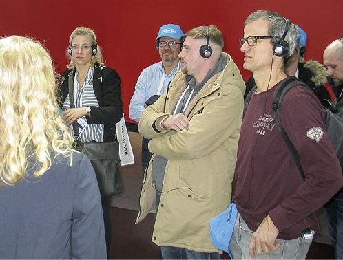 
Die Teilnehmer waren mit Headsets ausgestattet, um den Herstellerreferenten im Messetrubel besser folgen zu können. 



