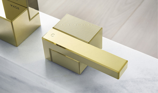 

Für die Fertigung der Flächen und Kanten von Edge wird eine Diamantiermaschine eingesetzt.





