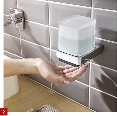 
2 Der Sensorseifenspender nimmt das Design einiger Serien auf.



