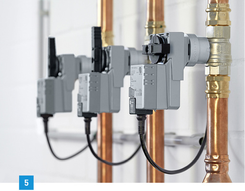 
5 Das Schell-Leckageschutzventil SWS lässt Wasser im Gebäude nur dann fließen, wenn es gebraucht wird.



