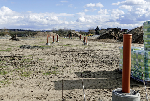 

Sondenfeld der Überlandzentrale Mainfranken – alle Erdwärmesonden (koaxial) wurden in einem Zug erstellt, was bedeutend wirtschaftlicher ist als individuelle Bohrungen.





