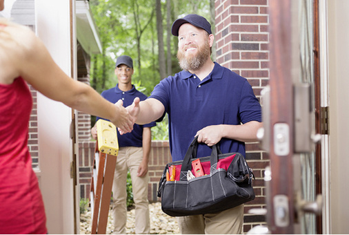 



So ist es besser: Freundliches, offenes Auftreten dem Kunden gegenüber sorgt für ein gutes Firmen- und Branchenimage.
