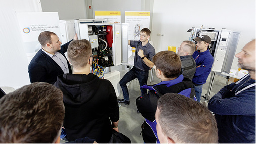 



Der zweite Tag war der Installationspraxis gewidmet und zog Gesellen und Azubis an.
