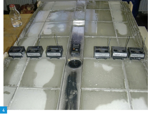 



Duschrinne mit Sekundärentwässerung: Bei der Beaufschlagung mit Wasser dringt dieses deutlich sichtbar aufgrund der Kapillarkräfte weit unter die Fliesen ein. Der Versuch widerlegt damit die Sinnhaftigkeit von Sekundärentwässerungen bei Duschrinnen.
