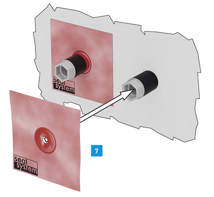 
Die Dichthülse (schwarz) wird beim Einschrauben des Bauschutzstopfens (grau) mit auf die Wandscheibe geschoben und dichtet nach außen ab. Der Fliesenleger zieht dann die Dichtmanschette über die Dichthülse und arbeitet sie in seinen Wandaufbau ein.



