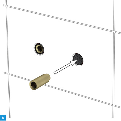 



Vor der Montage der Armatur wird der wiederverwendbare Bauschutzstopfen herausgeschraubt und die Dichthülse wandbündig gekürzt. Anschließend lässt sich die Hahnverlängerung eindrehen, ohne dass dabei die Dichtmanschette berührt wird.
