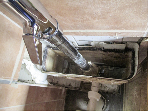 
Der Aufputzspülkasten war zusätzlich noch verkleidet und verfliest, denn das Auge spült ja mit!



