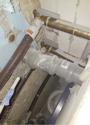 
Unglaublich, dass die Wandscheiben mit den Verlängerungen das Waschbecken tragen!



