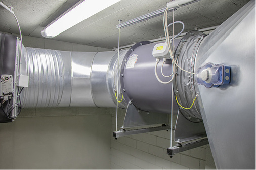 
Der Zuluftventilator sorgt für frische Luft im gesamten Treppenraum und baut einen leichten Überdruck auf.



