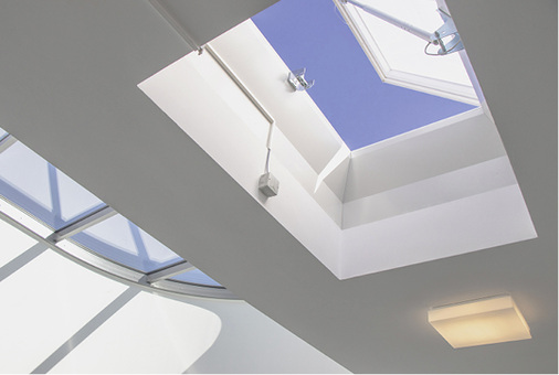 
Über die geöffnete Lichtkuppel im Treppenraumkopf werden eventuell eingedrungene Rauchgase wieder hinausgespült.



