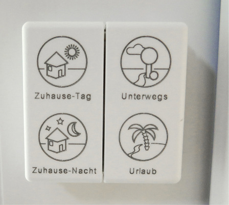 
Wenn die Bewohner das Gebäude verlassen, lässt sich per Tastendruck ein voreingestelltes Szenario wählen. Es bestimmt, wie sich das Smarthome je nach Anwendungsfall verhalten soll.



