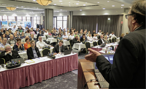 
Dirk Schlattmann warnte die Zuhörer davor, die Aufgaben, die zum Kerngeschäft des Handwerks zählen, sorglos freiwillig abzugeben.



