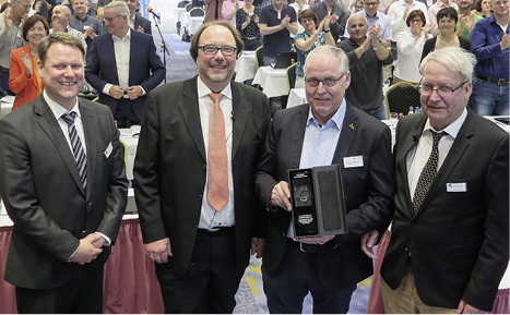 



Freudige Überraschung: Hubert Reßmann (2. v. r.)erhielt den „Großen bad & heizung-Preis“ vom Aufsichtsratsvorsitzenden Klaus Wagner (rechts) überreicht.
