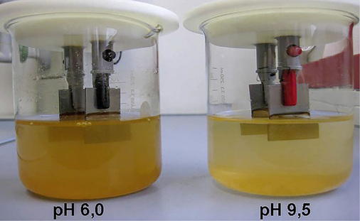 <p>
Niedrig legierter Stahl nach 18 Stunden in chloridhaltigem Leitungswasser bei saurem (6,0) und basischem (9,5) pH-Wert. Bereits die unterschiedliche Braunfärbung der Flüssigkeit zeigt, dass im sauren Bereich deutlich mehr Eisen (ca. 400 %) aus der Probe austritt als bei einem passivierenden alkalischen pH-Wert.
</p>

<p>
</p> - © Permatrade

