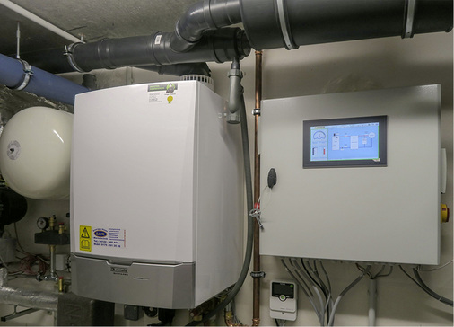 
Für die Spitzenlast steht der Gas-Brennwertkessel Quinta Pro mit 65 kW bereit. Rechts wurde die Steuerungseinheit platziert.



