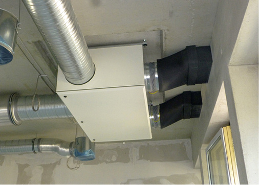 
Von den Geräten gehen schallgedämpfte Lüftungsleitungen ab, die an unterschiedlichen Stellen im Klassenzimmer Frischluft zuführen bzw. verbrauchte Luft absaugen.



