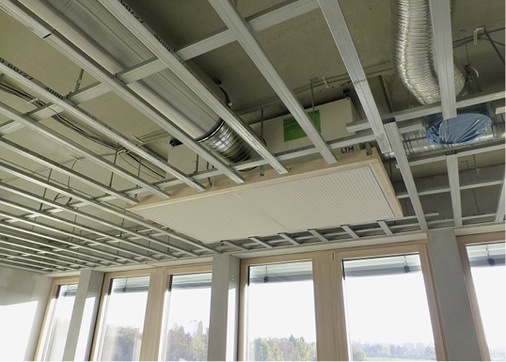 
Gerät wie Luftleitungen sind in einer abgehängten Decke versteckt, in der eine eigens entwickelte Klappe den Zugang für den Filterwechsel schafft.



