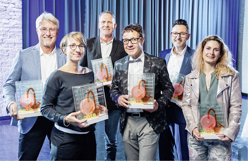 
Prämiert und gefeiert wurden die Badplaner des Jahres 2019, Thema des Planungswettbewerbs diesmal „Urlaub im Bad“: v. l. Gerhard Elsässer (Fa. Elsässer), der den Preis für Preisträgerin Claudia Altrichter entgegennahm, Katrin Pontzen (Fa. Bukoll), Frank Schneider (Fa. Schröder), der den Preis für die Preisträgerin des Publikumspreises, Anne Dücker, entgegennahm, Alfons Kugelberger (Fa. Zitzelsberger Die Badgestalter), Wolfgang Reineck (Fa. Reineck Die Badgestalter) und Stefanie Cáceres Sánchez (Fa. Fred Weber).



