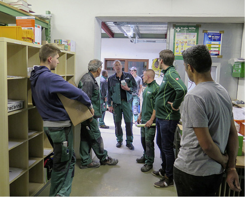 
Das Feierabend-Feedback wird in lockerer Atmosphäre abgehalten.



