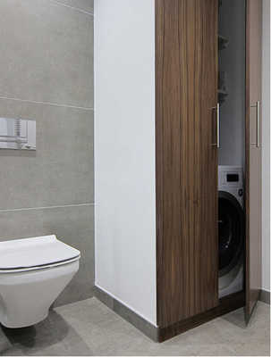 
Die vorhandene Nische blieb erhalten. Der Schreiner setzte einen Rahmen mit zwei raumhohen Türen davor.



