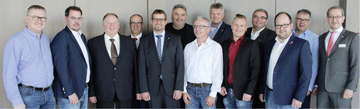 <p>
Der neu gewählte Vorstand (v. l.): Michael Scholz, Bernd Fuller, Vorsitzender Joachim Butz, Stefan Menrath, Bernd Simon, Peter Krämer, Dieter Mergenthaler, Gernot Marquart, Benjamin Schaible, Martin Freisleben, Matthias Müller, Achim Thiel und Hauptgeschäftsführer Wolfgang Becker.
</p>

<p>
</p> - © FV SHK BW

