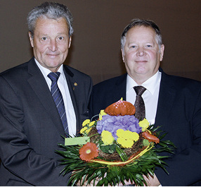 <p>
Da gab es keine zwei Meinungen: Der Ehrenvorsitzende Manfred Stather (links) gratulierte seinem Amtsnachfolger Joachim Butz zur einstimmigen Wiederwahl.
</p>

<p>
</p> - © FV SHK BW

