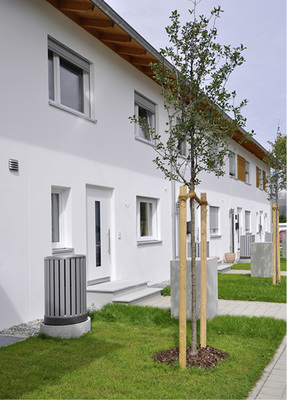 
Steht das Außenmodul einer Luft/Wasser-Wärmepumpe nah am Gebäude, wie hier in einer Reihenhaussiedlung, ist der Aspekt Schallemissionen auf jeden Fall zu beachten.



