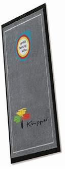 
Gäste und Mitarbeiter willkommen heißen: Die Fußmatte macht im Quer- oder Hochformat einen guten Eindruck.



