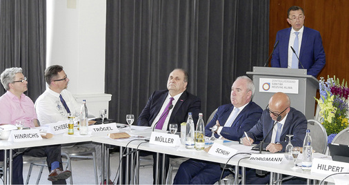 
Volles Programm: Die geplante CO
2
-Bepreisung, schnelle Formen der Kommunikation sowie Möglichkeiten zur Nachwuchsgewinnung brachten zahlreiche Wortbeiträge.



