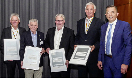 
Würdigung für langjährige Ehrenämter (v. r.): ZV-Präsident Michael Hilpert zeichnete Ulrich Kössel mit der Goldenen Ehrenmedaille der SHK-Verbandsorganisation aus, Friedrich Budde ist jetzt in den Kreis der Ehrenpräsidenten aufgenommen, Werner Hirschler und Fritz Schellhorn erhielten die Goldene Ehrenmedaille. 



