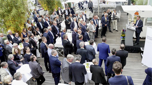 
Nach der Mitgliederversammlung hatte die SHK-Berufsorganisation Repräsentanten aus Politik, Wirtschaft und Branche eingeladen. Staatssekretär Thomas Bareiß (Wirtschaftsministerium) bekräftigte die Bedeutung des SHK-Handwerks, um wichtige Klimaziele erreichen zu können.



