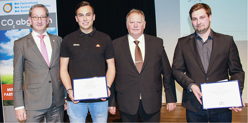 <p>
</p>

<p>
Manuel Bürkin (r.) und Felix Trenkler (2. v. l.) wurden als Sieger des praktischen Leistungswettbewerbes der Handwerkerjugend im Rahmen der öffentlichen Mitgliederversammlung geehrt. Wolfgang Becker (l.) und Joachim Butz (2. v. r.) überreichten dem Anlagenmechaniker und dem Klempner Urkunden und Geldpreise.
</p> - © FV SHK BW

