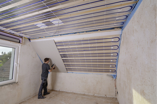 

Innenräume lassen sich am besten über die Decke kühlen. Einen wesentlichen Anteil daran hat die nach oben steigende warme Raumluft.





