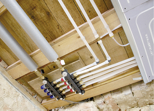 



Der Verteiler für eine Deckenheizung/-kühlung sollte ebenfalls oben im Raum positioniert werden. Im Trockenbau bieten sich dafür die Zwischendecke oder eine deckennahe Wandmontage an.
