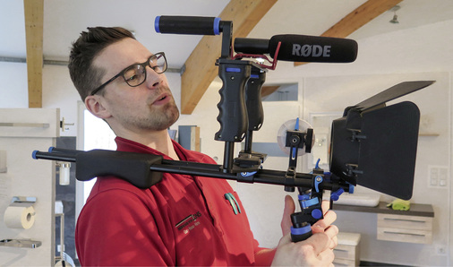 
Marcel von Zons ist in Personalunion Drehbuchautor, Hauptdarsteller, Licht- und Tontechniker, er schneidet die Beiträge und veröffentlicht sie.



