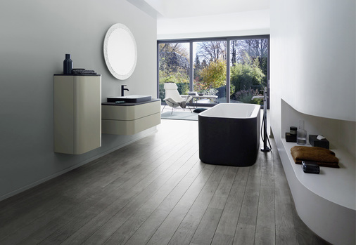 

Zweifarbigkeit ist angesagt bei Waschtisch und Badewanne. Dunkles Anthrazit wird dabei mit viel Weiß gekontert. Dazu passen helles Holz und sandfarbene Schränke. 





