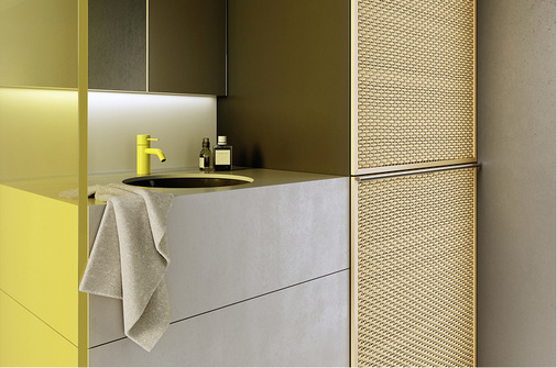 
Die minimalistische Armatur in energiegeladenem Gelb bildet gemeinsam mit Bast, foliertem Glas und indirekter Beleuchtung einen Gegenpol zum nüchternen Betonwaschtisch. 



