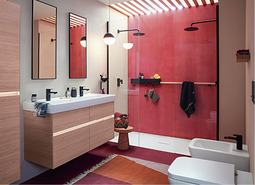 
Diese Möbel-Griffleisten machen mit einer dimmbaren Beleuchtung auf sich aufmerksam. Schwarze Spiegelrahmen und Duschwandprofile liefern den passenden Rahmen für kräftige Wandfarben aus dem Rotspektrum. Frisch.



