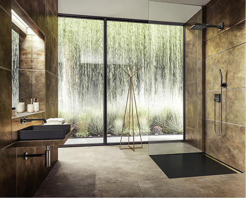 
Augenfällig ist der Trend zur dunkleren Badgestaltung. Dabei kombiniert man schwarze Sanitärelemente mit Metalltönen. Diese Rinnendusche hat eine Blende in Gold glänzend. 



