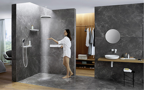 
Die aktuellen Duschentwürfe denken an alles. Dafür fließt das Wasser sogar aus einer kleinen Ablage. Natürlich gehört eine Deckenbrause zum Programm. 



