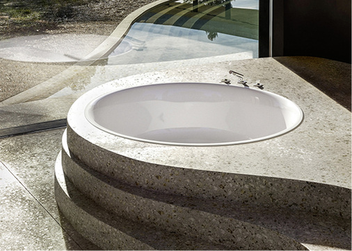 
Rundungen: Während der ISH 2019 stach dieser Design-Schwerpunkt direkt ins Auge. Ein Kreis gibt einem Ambiente den gewissen Schwung, gleichzeitig dem Raum jedoch ein Gefühl der Ausgeglichenheit. 



