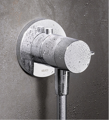 
Masse und Maße werden reduziert, wo es geht. Am Ende reicht ein kleines Modul für Thermostat, Absperrventil und Schlauchanschluss. Vorne wird die Wassermenge geregelt und hinten die Temperatur eingestellt. 



