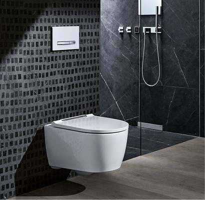 
„Schmale Form“ lautet die Devise bei der WC-Gestaltung – nicht zuletzt, um ihm die Dominanz im Raum zu nehmen. Zudem stört nicht eine Schraube die Optik. Ein Nachjustieren nach dem Einbau ist dennoch möglich. 



