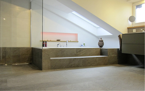 
Der Platz unter der Dachschräge wurde für den Einbau der Wanne genutzt.



