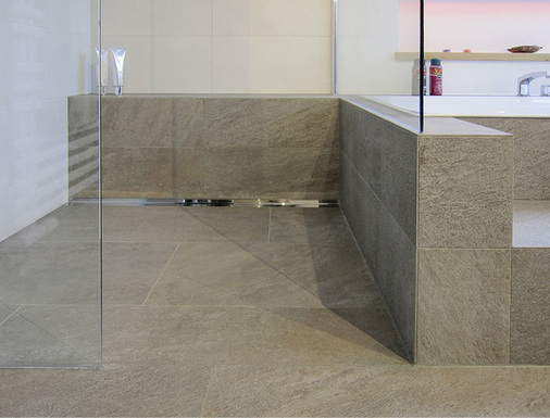 
Unterschiedliche Fliesenbreiten verstärken den Naturstein-Look, gleichzeitig ermöglichten sie die Aufnahme verschiedener Bezugslinien.



